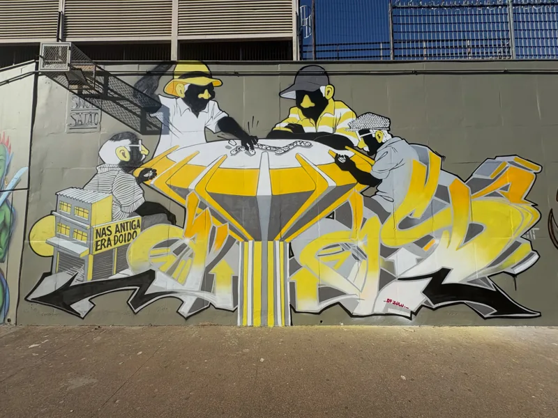 Mural com letras amarelas e personagens sobre fundo cinza