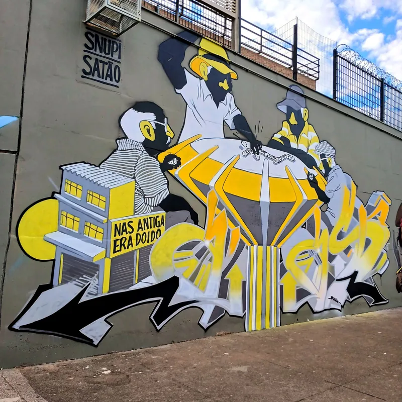 Mural com personagens grafitados e a frase Nas Antigas Era Doido