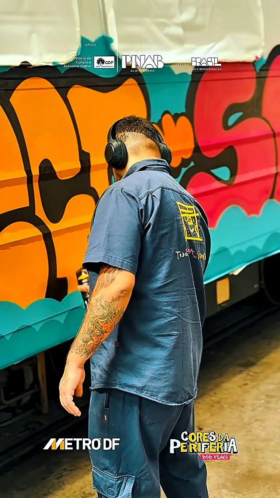 Vagão de trem pintado com grafite colorido no Metrô-DF