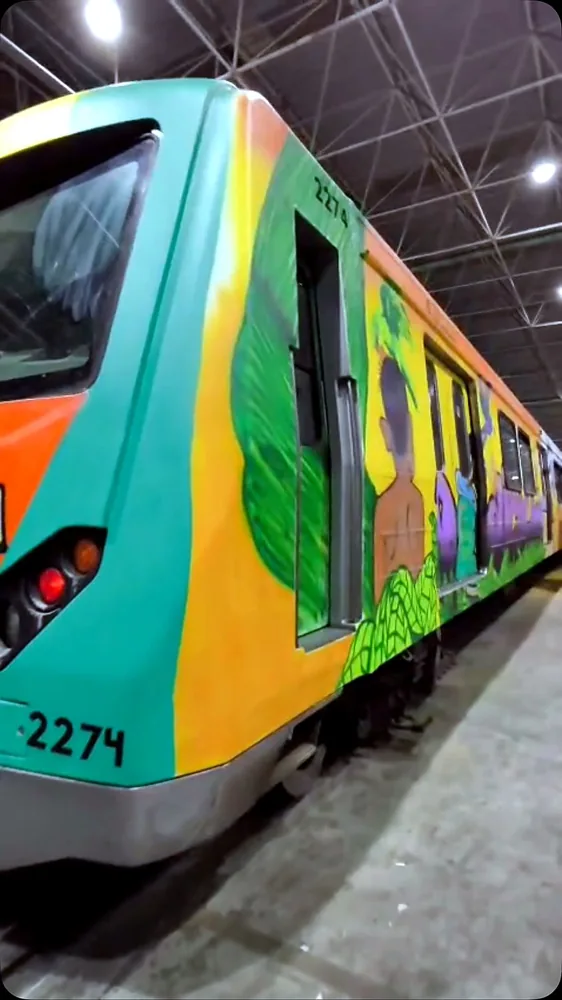 Vagão de trem do Metrô-DF pintado com grafite multicolorido