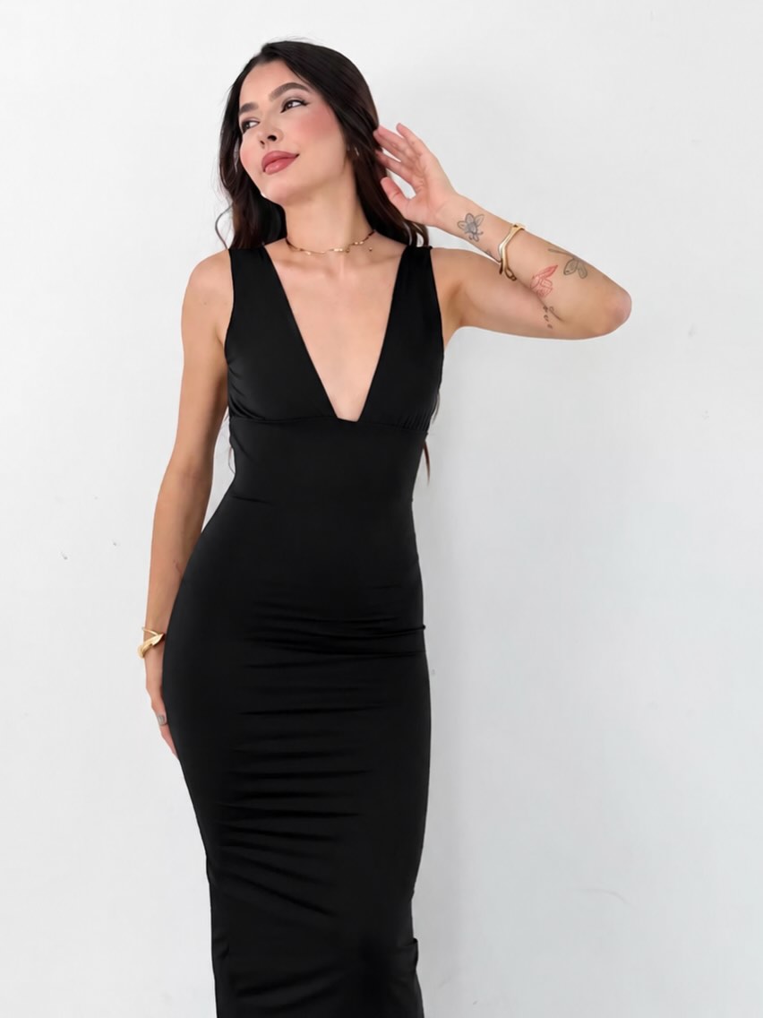 Modelo com vestido longo preto de decote V da USE MAVIÊ